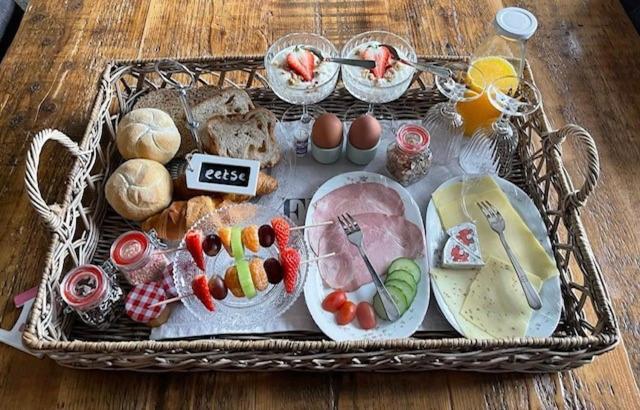 T'Hus Bed & Breakfast Katlijk ภายนอก รูปภาพ